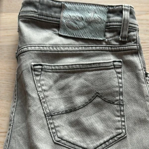 Gråa slim jeans style 622 från jacob cohen - Tja säljer ett par as feta jeans från jacob cohen i den populära modellen style 622, vilket är slim fit jeans. Nypris på dessa kan gå på nk för upp till 8000 så 1149 är rimligt enligt oss, däremot tar vi bud. Skick 9/10. Modell på bild 183