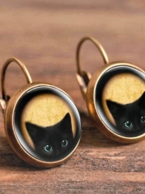 Vintage kattörhängen 🐈 Svart katt – bronsfärgade - Superfina vintageinspirerade örhängen med svart kattmotiv 🐈‍⬛✨ Rund design i bronsfärgad metall med glasdetalj och klassisk krok/låsning.  • Svart kattmotiv • Bronsfärgad / antik look • Ca 2 cm • Vintage / retro stil • Fint skick  Perfekta för dig som älskar katter eller som en liten present 🎁  Kolla gärna mina andra annonser – köp flera saker tillsammans och spara på frakten 🛍️