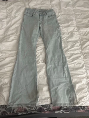 Ljusblå bootcut jeans - Säljer ett par ljusblå flare jeans som sitter väldigt snyggt på. De är väl använda men otroligt snygga och är fortfarande fina!💞💞
