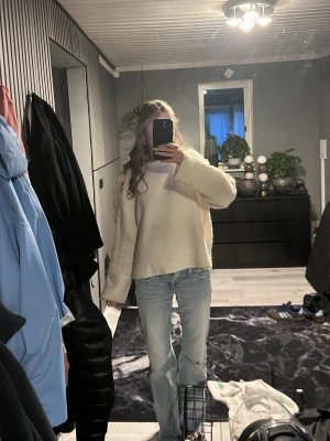  vit stickad tröja -  stickad tröja med breda ärmar och rund hals. Den är lite nopprig men länge sen den köptes 