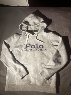 Grå hoodie Ralph Lauren  - Säljer en grå hoodie från Ralph lauren. Den är i bra skick i storlek S. Det står storlek M men sitter som S. Hör av dig vid fundering🙏🫶