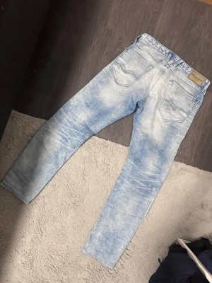  Replay Anbass? - Säljer ett par ljusblå replay jeans med feta honeycombs vid knäna, tror modellen är anbass men lite osäker. Riktigt snygg ljusblå fade! Skriv vid frågor/funderingar!