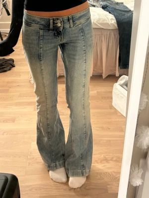 Lågmidjade bootcut jeans - Superfina stentvättade långivare jeans som passar så bra till i princip allt🙏 Säljer pga har två par likadana. Öppen för prisförslag!