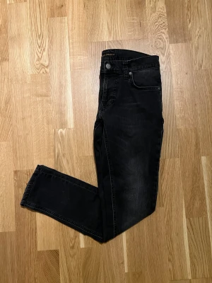 Nudie Jeans - Storlek W29/L32 - Nudie jeans för män, modellen är ”Tight-Terry”. Storlek: Waist 29 / Lenght 32. Plagget är nyskick, inga skador/slitage. Hör av dig vid intresse/frågor. PRIS KAN DISKUTERAS!