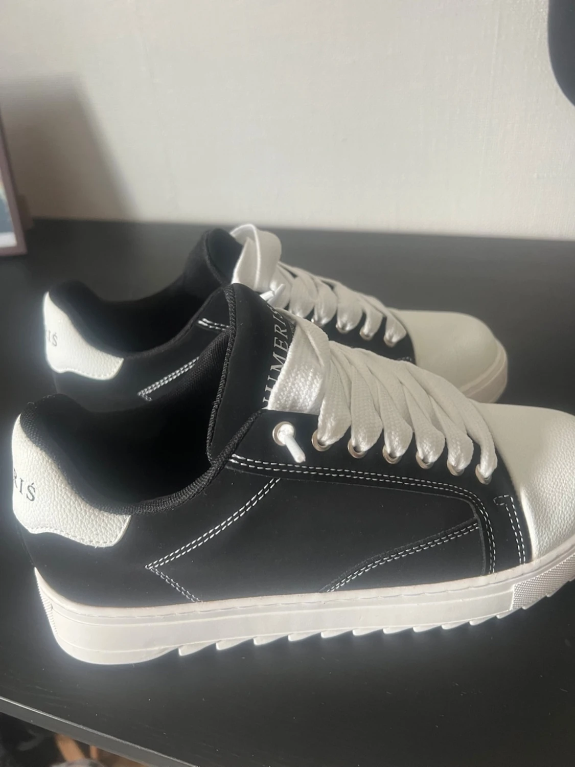 Svarta och vita sneakers från Numeris