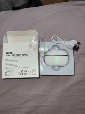 Vita trådlösa ANC in-ear hörlurar - Helt nya, oanvända 