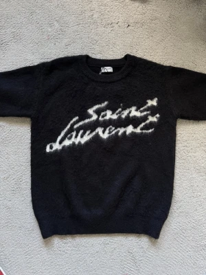 Saint L Tröja - Saint Laurent Tröja, väldigt komfortabel och stilig. För mer bilder eller frågor är det bara att skriva! 