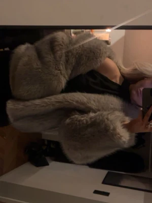 Beige fluffig pälsjacka - Säljer en beige, fluffig pälsjacka med oversized passform och breda ärmar. Jackan har en lyxig look och känns riktigt mjuk. Perfekt för dig som vill ha en statement piece till vintern.