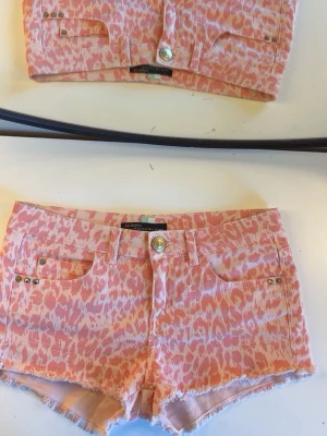 Leopardmönstrade jeansshorts - Ett par coola rosa korta leopard jeans shorts. Från bershka i Stolek 34-38