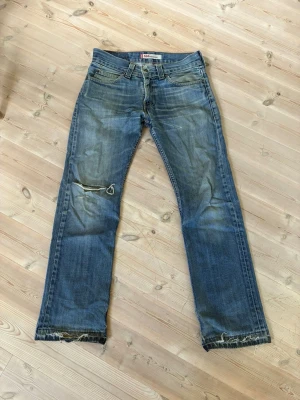 Levis 506 - Jeans från Levis, raka/bootcut. Rätt slitna och knappen vid midjan är trasig men har inte haft några problem om man har skärp