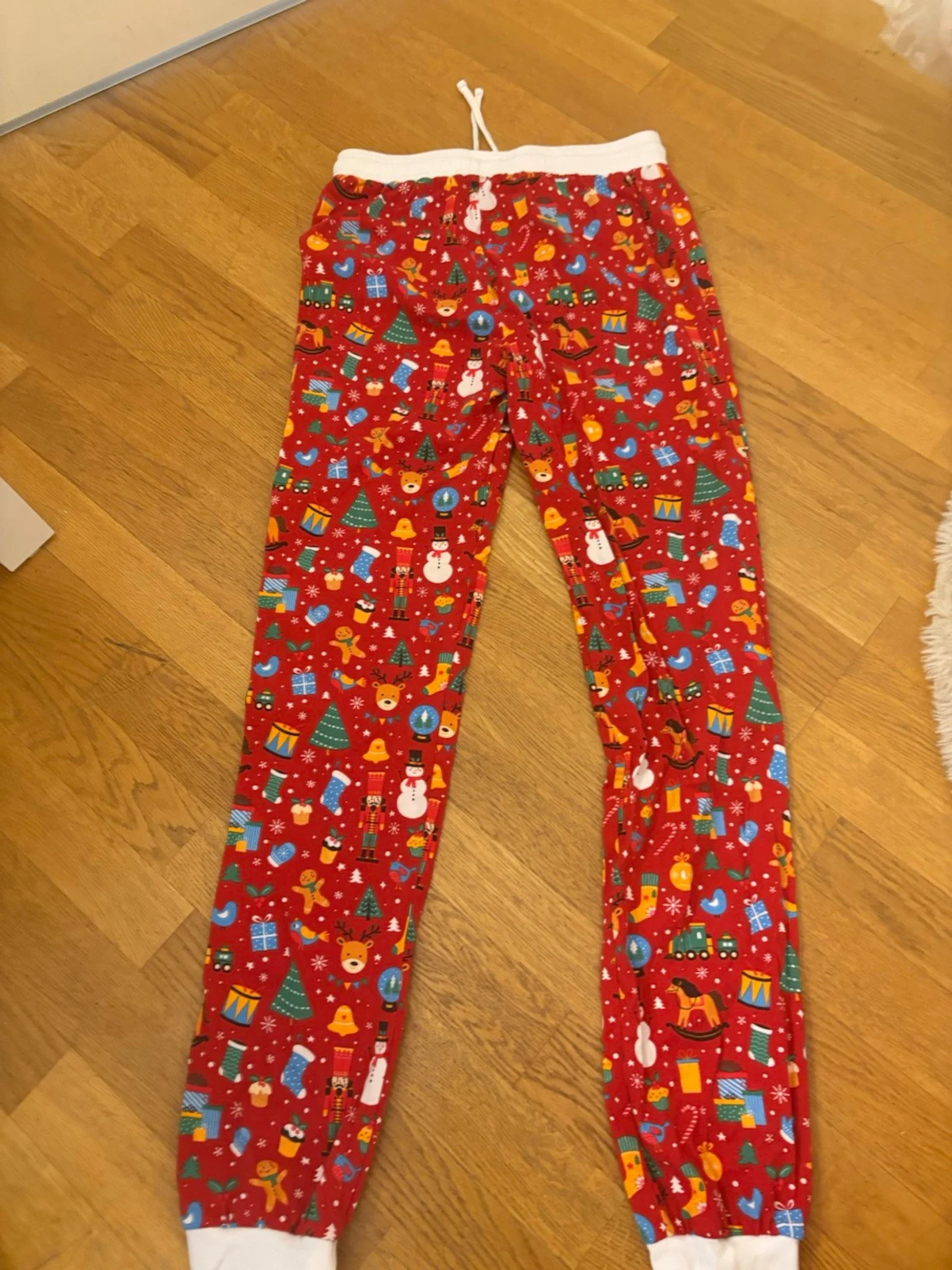 Röd julpyjamas med mönster - 4
