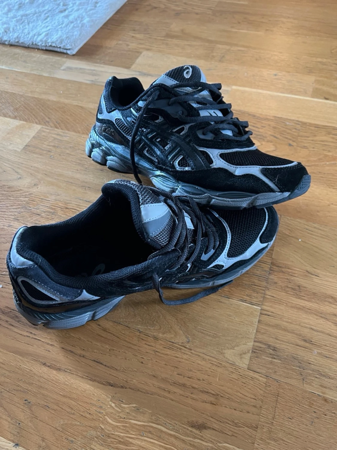 Svarta och grå Asics sneakers
