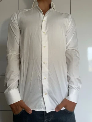 Vit skjorta från Eton - Vit skjorta från Eton i 100% bomull. Strl 38/S. Inga defekter. Modellen är 178 cm och väger 77 kg. Hör gärna av dig vid frågor!