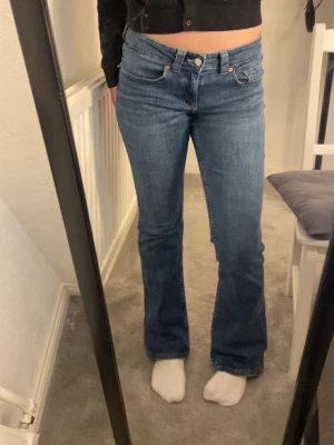 Blåa jeans - Blåa jeans från lager 157, storlek s. Fickor med knappar på baksidan 