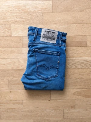 Replay anbass - Replay jeans | Skick 8,5 | Nypris ca 1200kr mitt pris endast 449kr | Storlek: W30 L32 | Priset är ej hugget i sten! 🪨 | Hör av dig vid minsta fråga eller fundering!📩