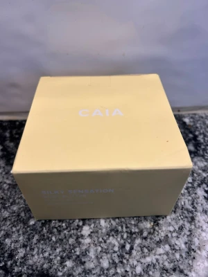 CAIA Silky Sensation Body Butter - CAIA Silky Sensation Body Butter för alla hudtyper. Innehåller sheasmör och macadamiaolja. Volym: 175 ml.  Oöppnad och oanvänd.