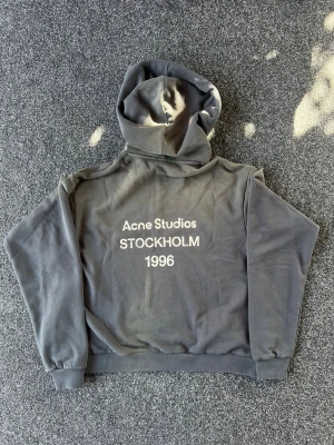 Acne studios hoodie  - Tjena! Säljer min snygga Acne Studios hoodie i fint skick. Använd ett par gånger men inget som syns till. Färgen är svart (lite ljusare på bilderna pga solen). Lite baggy i storleken. Hör gärna av er! 