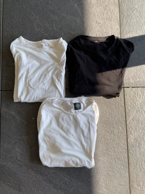 Svart och vita basic t-shirts - Tre basic t-shirts i svart och vitt med rund hals och korta ärmar. Perfekta att matcha till olika outfits och enkla att styla. Tillverkade i mjuk bomull för skön känsla hela dagen.