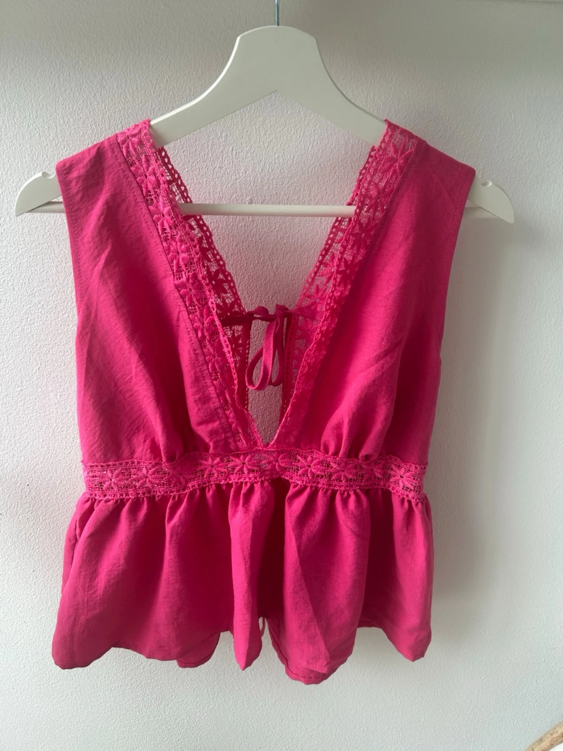 Rosa ärmlös blus med spetsdetaljer - 1