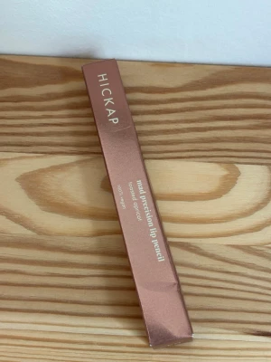 Mad Precision Lip Pencil - Toasted Apricot - Läppenna från hickap🤎https://hickap.com/products/mad-precision-lip-pencil-toasted-apricot