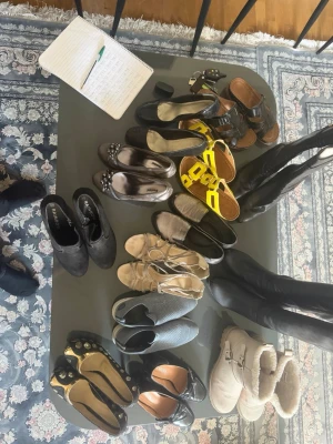 Blandade damskor i olika stilar 250-300kr st - Säljer ett mixat paket med damskor i olika färger och modeller, inklusive svarta stövlar, beige sandaler, gula sandaler, svarta pumps, loafers, ballerinas och fodrade boots. Materialen varierar mellan läder, mocka, textil och syntet. Perfekt för dig som vill uppdatera skogarderoben med flera alternativ.