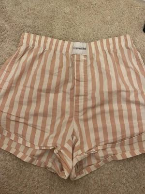 Randiga pyjamasshorts från Calvin Klein - Säljer ett par snygga pyjamasshorts från Calvin Klein 