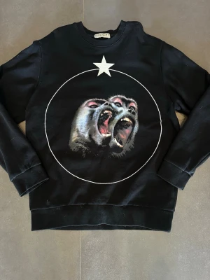  Givenchy hoodie  - Svart hoodie från Givenchy med ett stort tryck av två skrikande apor inuti