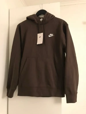New Nike hoodie (men's XS) - Unused, with tags attached. Purchased from Zalando. Size XS. Sold out color.✨Also listed on Bought, Tise & Vinted @1233_user