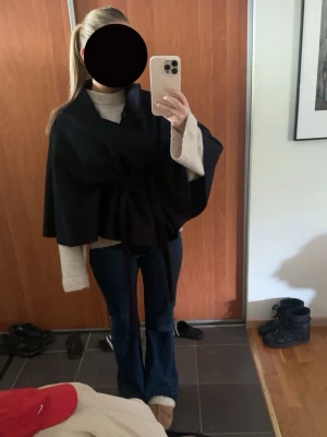 Poncho  - Marinblå poncho med knytband i midjan från missäy. Passar mig som bär stl xs, använd en gång 
