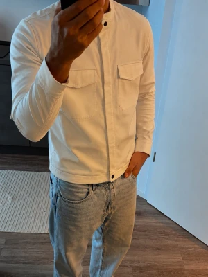 Massimo Dutti Overshirt  - Stilren vit overshirt från Massimo Dutti med två bröstfickor med lock och knappstängning. 