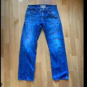 Levis jeans  - Lowwaist straight jeans från Levis, dem sitter loose på mig så dem ser nästan bootcut ut! Midjemått: 39 cm innerbenslängd: 75 cm  Skriv gärna vid frågor. Köpt här på plick och säljer då de inte riktigt var min stil. Passar både dam och herr. Jeansen har riktigt snygga fades och små slitningar som bidrar till snyggare stil!