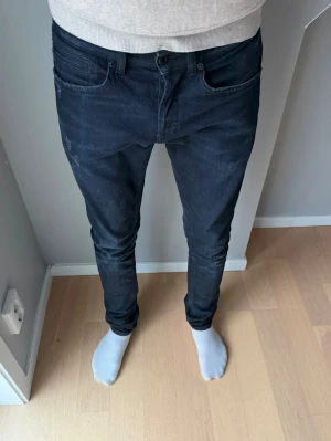 DonDup George, 30 - DonDup George storlek 30. Otroligt bra skick! Modellen är 180cm😃                                    //VIO Closet