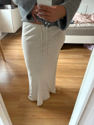 Linne kjol - Lång linne kjol från Nelly i storlek M. Säljer då den inte kommer till användning längre. Lite missfärgad ner till då den är aningen lång för mig och nuddat marken vid användning. Är 168 cm som preferens. Skriv vid frågor💕