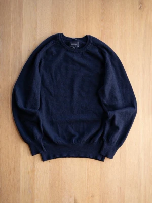 Navy Merino Crew Neck, fits like S - Klassisk mörkblå stickad tröja från Boomerang i mjukt material. Tröjan har rund halsringning, långa ärmar och ribbade muddar vid ärmslut och nederkant. Perfekt för lager på lager och enkel att matcha med olika outfits. Size M, men sitter som S. 