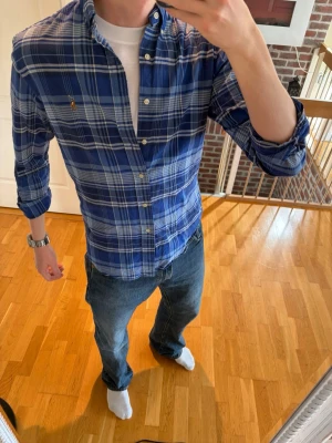 Ralph Lauren skjorta  - Blå rutig Ralph Lauren skjorta, storlek M, Pris: 599 kr