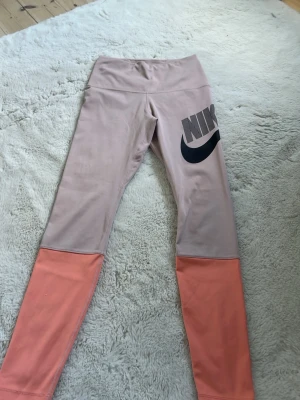 Nike leggings i rosa och peach