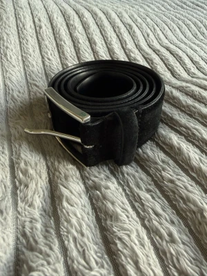 Mockabälte Svart - Klassisk och stilrent bälte – passar perfekt till jeans eller kostym under alla årstider.  • Made in Italy • Svart/Silver • Klassisk och lättmatchad • Mycket fint skick  📦 Skickas snabbt och välpackad!