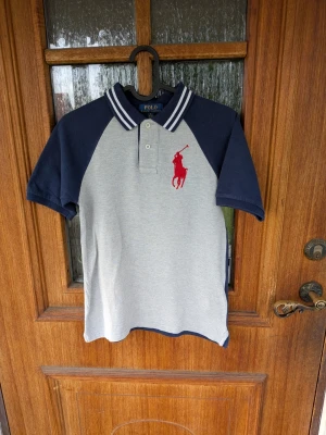 Vintage Ralph Lauren piké - Tjena! Jag säljer en riktigt snygg vintage Ralph Lauren piké!😁 Den är i mycket bra skick och har inga defekter! Den är självklart äkta✅ Skicka om du har några frågor☺️