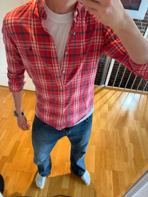 Ralph Lauren Skjorta  - Röd rutig Ralph Lauren skjorta, storlek M, pris: 599 kr 