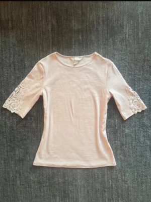 T shirt med spets - Ros t shirt med spets från Hm strl S
