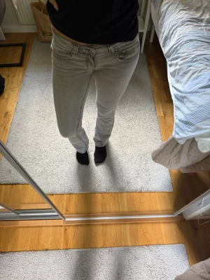 Ljusgråa jeans - Säljer dessa ljusgråa jeans från ginatricot. Jeansen är raka/utsvängda, med låg midja och knapp fickor bak. 
