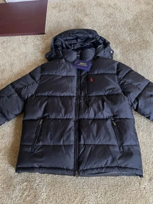 Svart dunjacka från Polo Ralph Lauren - Snygg svart dunjacka från Polo Ralph Lauren som är väldigt bekväm. Helt ny. Storlek M. 
