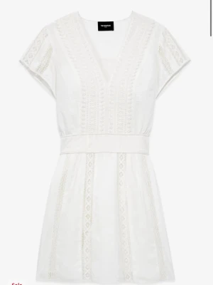 The Kooples vit klänning  - Kort vit klänning med v-ringning och fina spetsdetaljer längs ärmar och framstycke. Klänningen har korta ärmar och markerad midja. Perfekt klänning till student, konfirmation eller andta tillfällen. 💘💘 säljer för 900kr. 