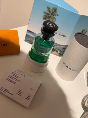 Louis Vuitton Pacific Chill parfym 100ml - Lyxig parfym från Louis Vuitton, Pacific Chill, i en elegant rund glasflaska med grön vätska och svart lock med LV-logga. Kommer med originalförpackning och exklusiv design. Perfekt för dig som vill ha en unik och fräsch doft. Tillkommer med kvitto
