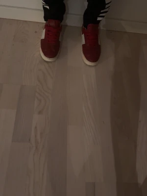 Valentino flycrews  - Snygga valentino flycrews i rött med vita detaljer och vit sula med nitar i bak. Skorna har en klassisk låg profil och snörning framtill. Stl 35 men passar mer som 36