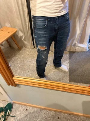 Mörkblå snygga Jeans | 32 - Mörkblå jeans med snygga slitningar | Skick: Mycket bra | Strl: W32 L32 | Modellen är 175 cm och väger 65 kg | Hör av dig vid funderingar ⁉️
