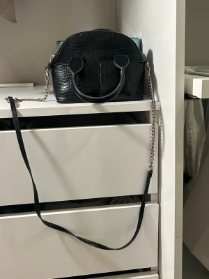 Svart croco handväska med kedja