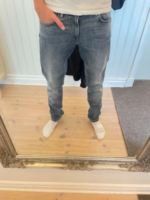 Ljusblå slim/raka jeans - Säljer dessa riktigt feta slimfit/regular fit jeans från Esprit. Riktigt snygga fades och sitter riktigt fint. Modellen på bilden är 183. Storlek 29/32. Hör av er vid funderingar!