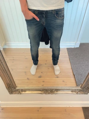 Tiger of Sweden Slimfit jeans - Snygga Slimfit Jean från tiger of Sweden med riktigt feta fades på framing baksidan. Modellen på bilden är 183, storlek 28/32. Hör av er vid funderingarna!