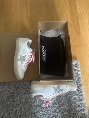 Golden Goose dam - Tja, Skulle hjälpa min tjej att rensa hennes sko kollektion, Då har hon dessa GGDB skor i storlek 39 som hon köpt via vinted själv för ett tag sen men blev försmå för snabbt!! Fraktar super snabbt och pris kan diskuteras!!